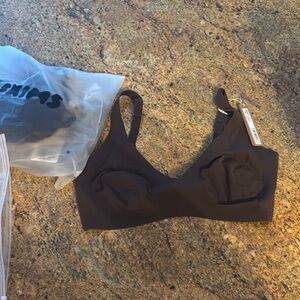 SKIMS naked plunge bra in Espresso - size Medium NWT